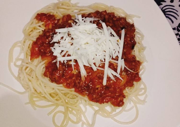 Spaghetti Bolognese toping Daging Giling keju parut