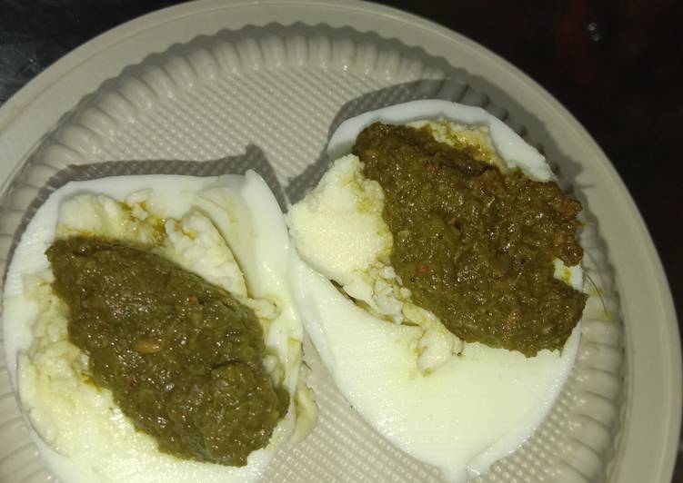 Boiled egg with green chutney