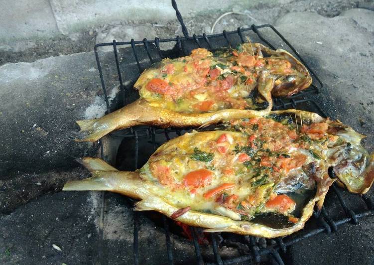 Bagaimana Menyiapkan Bandeng bakar pedas yang Enak Banget