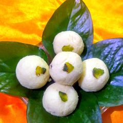 A picture of Paneer/Chhena laddu.