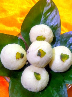 A picture of Paneer/Chhena laddu.