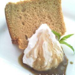 A picture of Chiffon Cake with Kuromitsu and Kinako.