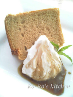 A picture of Chiffon Cake with Kuromitsu and Kinako.