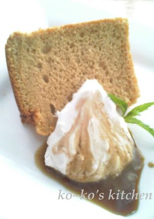 A picture of Chiffon Cake with Kuromitsu and Kinako.