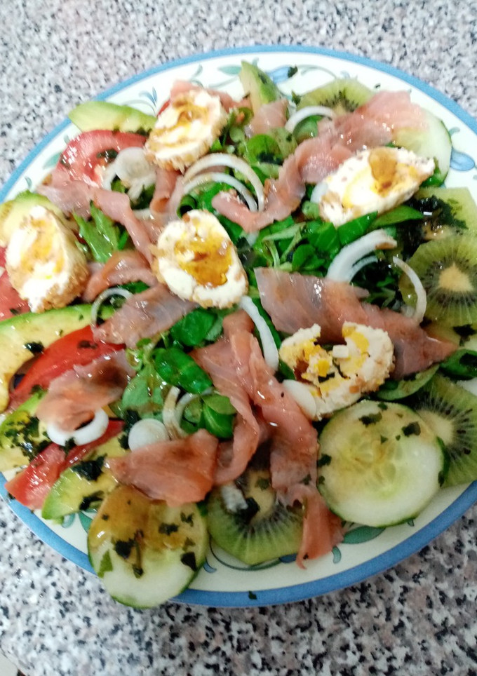 Una foto de Ensalada con salmón