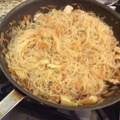 A picture of Pancit.