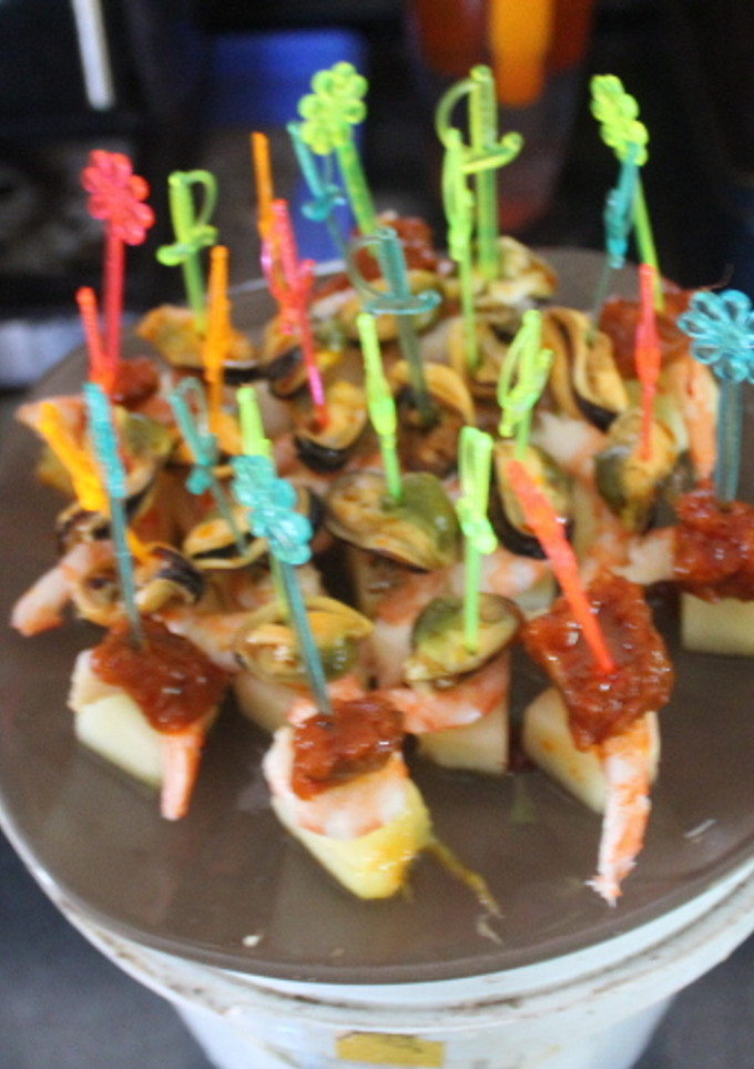 Una foto de Banderillas de melón son sobras de latas y gambas