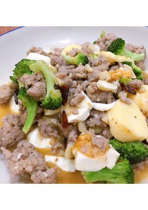 รูปของ หมูสับผัดไข่เค็ม~เต้าหู้ไข่~บรอกโคลี