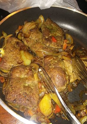 Una foto de Hígado con cebolla y ensalada de remolacha y huevo