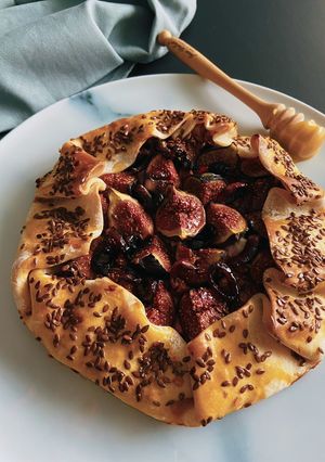 Une photo de Tarte rustique figues, chevre et miel 🍯
