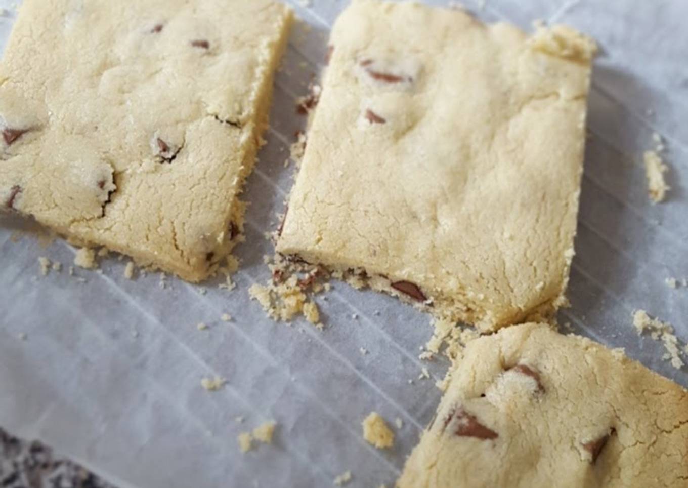 Extra buttery shortbread with triple chocolate chunks