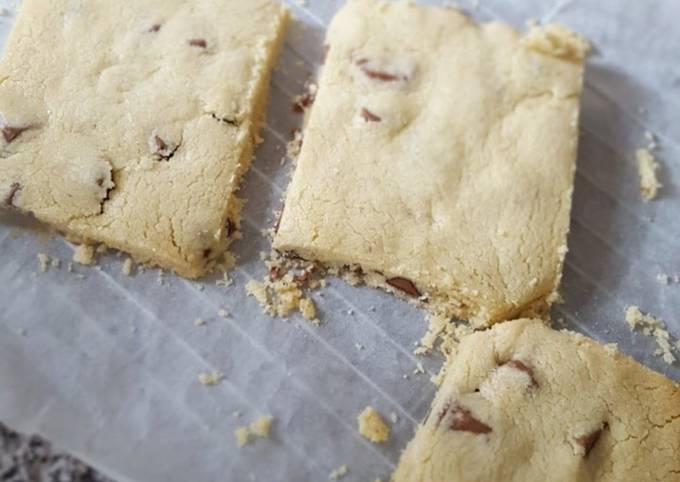 Recipe of Award-winning Extra buttery shortbread with triple chocolate chunks