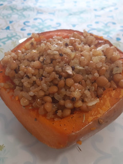 Una foto de Calabaza al horno rellena quinoa y lentejas