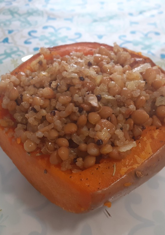 Una foto de Calabaza al horno rellena quinoa y lentejas
