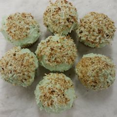 A picture of Coconut vanilla cupcakes.