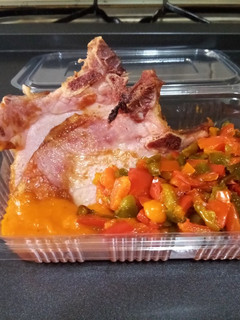 Una foto de Cena rápida de chuletas de Sajonia con tomate y pimientos
