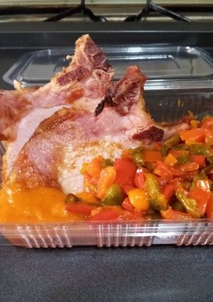 Una foto de Cena rápida de chuletas de Sajonia con tomate y pimientos