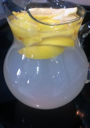 A picture of Aunt Edna's lemonade. 1/2 gallon.