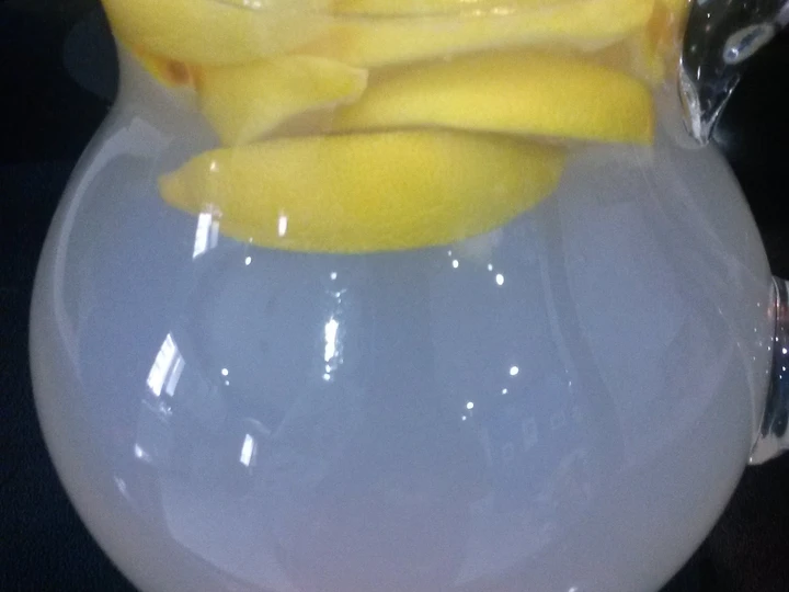 Recipe Aunt Edna's lemonade.   1/2 gallon the Awesome  Really delicious