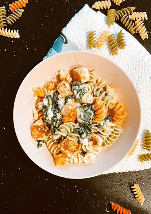 Foto de ESPIRAIS com MOLHO DE QUEIJO CREMOSO e ESPINAFRES e FRANGO GRELHADO! 🍝🍗🥬