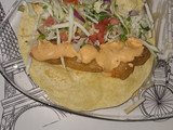 Tacos estilo Baja con salsa de chipotle