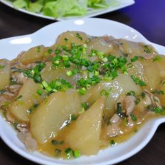 A picture of Chinese-Style Simmered Daikon Radish and Pork.