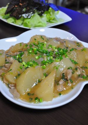 A picture of Chinese-Style Simmered Daikon Radish and Pork.