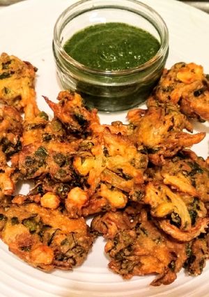 A picture of Spinach Onion corn peas pakode.