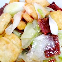 A picture of Leek with bakkwa and bean curd.