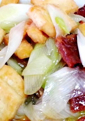 A picture of Leek with bakkwa and bean curd.