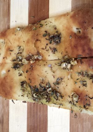 A picture of Garlic naan.
