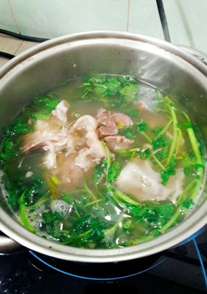 Hình của món Xương đầu hầm sà lách son.