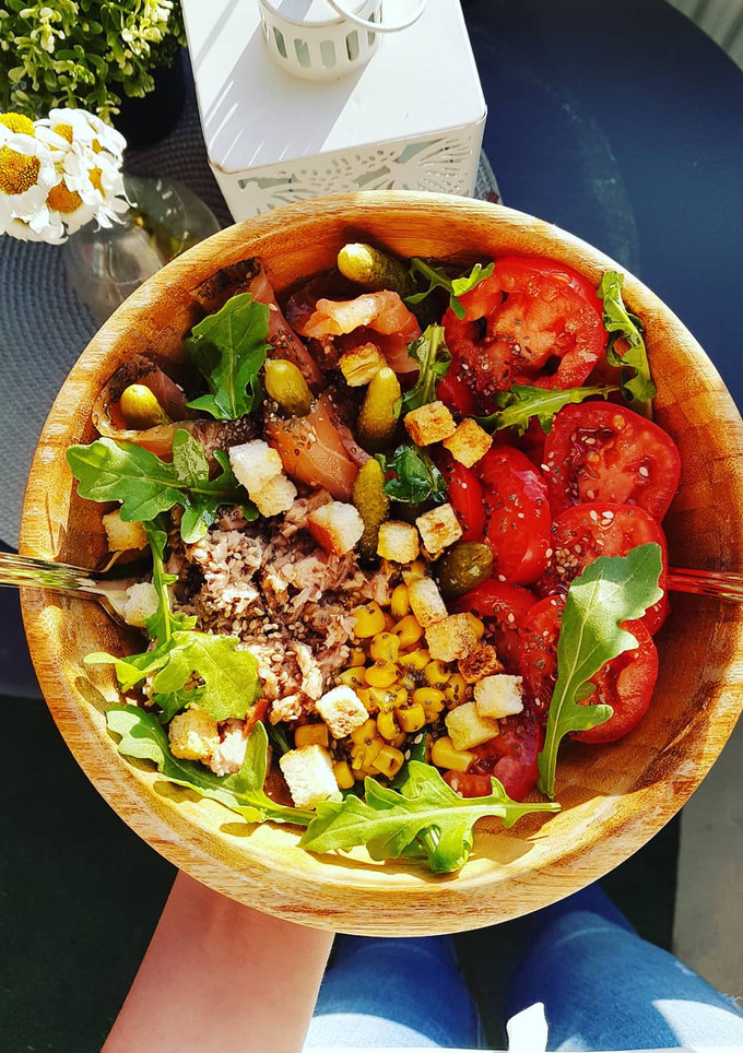 Una foto de Ensalada con salmón