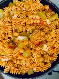 Una foto de Pasta con calabacín y tomate