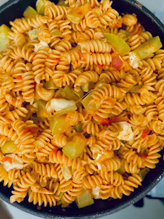 Una foto de Pasta con calabacín y tomate