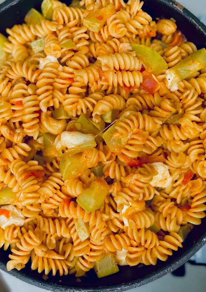 Una foto de Pasta con calabacín y tomate