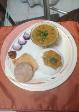 कुळीथ पिठलं आणि भात (Kulith Pithale Recipe In Marathi) रेसिपी चे मुख्य फोटो 
