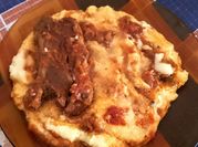 Una foto de polenta con leche y tuco