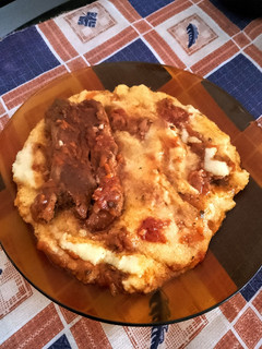 Una foto de Polenta con tuco de costillas de cerdo
