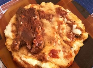 Una foto de Polenta con tuco de costillas de cerdo