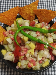 A picture of Pear Salsa with nachoes🍐.