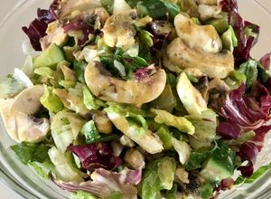 Φωτογραφία της συνταγής 🥗 Σαλάτα με Ωμά Μανιτάρια και Κάρυ Sauce