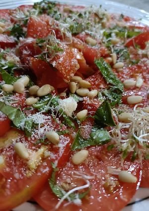 Une photo de 🌱Carpaccio de tomates Parmesan Basilic