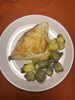 Una foto de Dorada con mahonesa gratinada en 8’ de airFryer y verduras al vapor para acompañar
