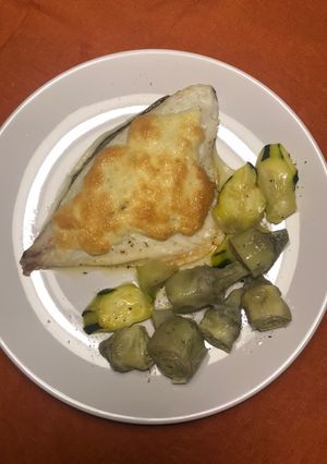 Una foto de Dorada con mahonesa gratinada en 8’ de airFryer y verduras al vapor para acompañar