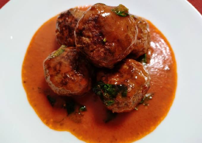 Meatballs in tomato and coconut sauce