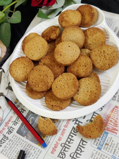 गेहूं आटे की मीठी मठरी (wheat flour sweet mathri recipe in Hindi) रेसिपी मुख्य फोटो