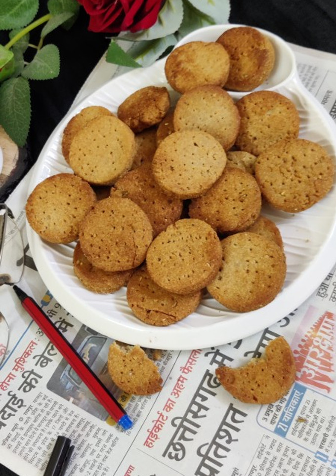 गेहूं आटे की मीठी मठरी (wheat flour sweet mathri recipe in Hindi) रेसिपी मुख्य फोटो