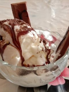 ચોકલેટ વેનીલા આઈસ્ક્રીમ (Chocolate Vanilla icecream recipe in Gujarati) રેસીપી મુખ્ય ફોટો