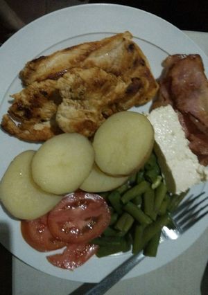 Una foto de Pollo a la plancha con papas y vegetales
